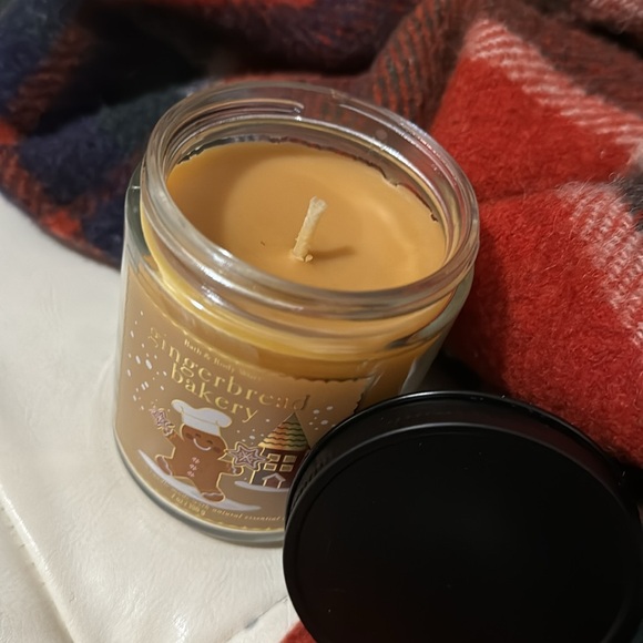 NEW Bath & Body Works 7oz  Single Wick Candle with Lid-Gingerbread Bakery Scent - Picture 8 of 8